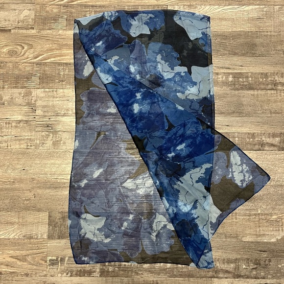 Northern reflection blue floral scarf - Picture 1 of 4